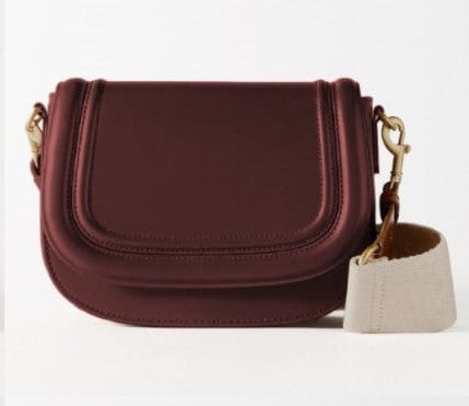 Classic Saddle Crossbody Bag with Gold Hardware VGS-0F0F05