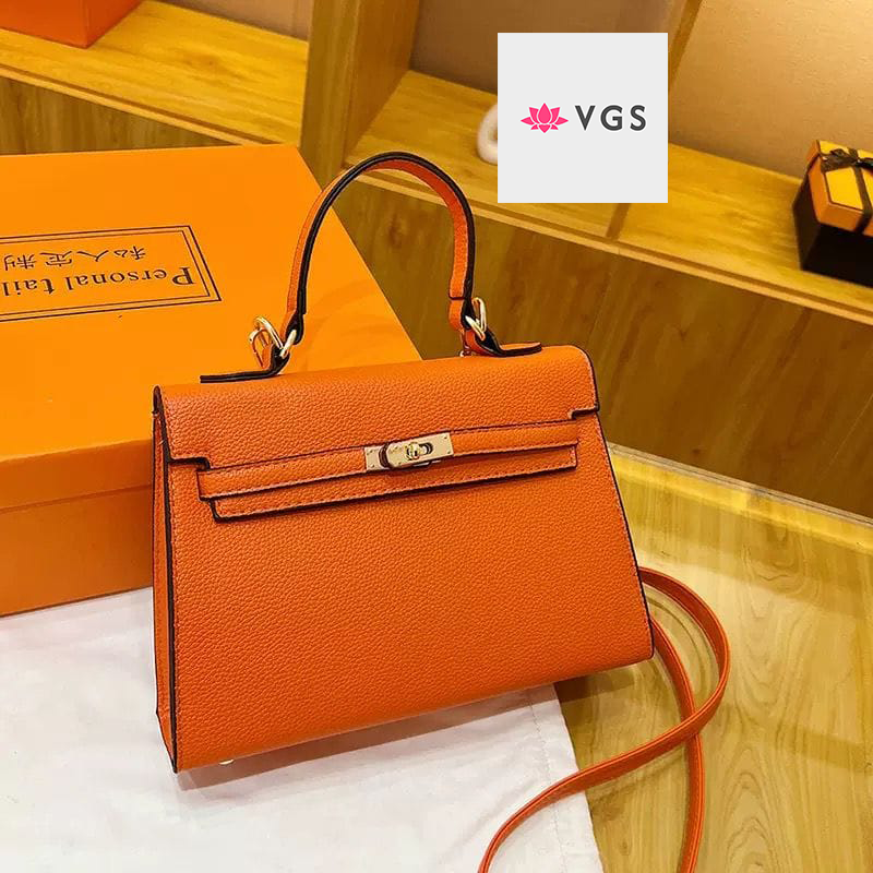 Kelly-Style Structured Handbag with Turn-Lock Closure and Crossbody Strap VGS-0H0D17